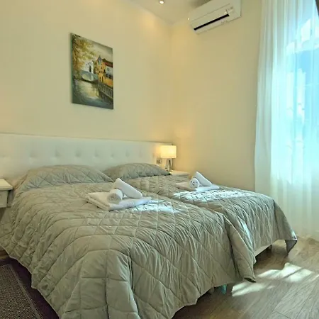 Comfortable Apartment With Swimming Pool In Umag Umag