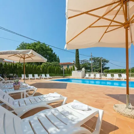Apartment Comfortable Apartment With Swimming Pool In Umag Umag