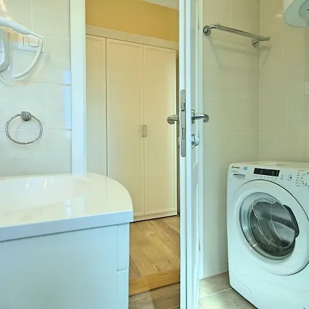 Comfortable Apartment With Swimming Pool In Umag