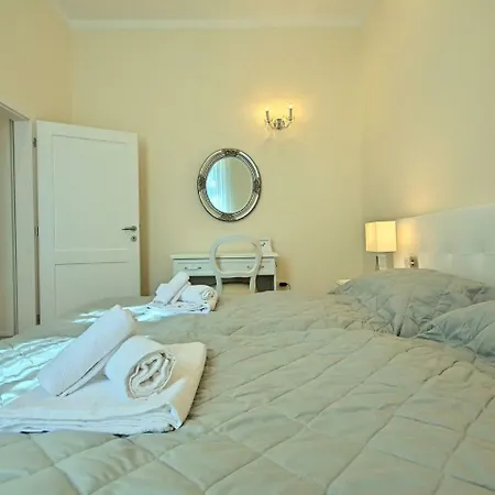 Comfortable Apartment With Swimming Pool In Umag