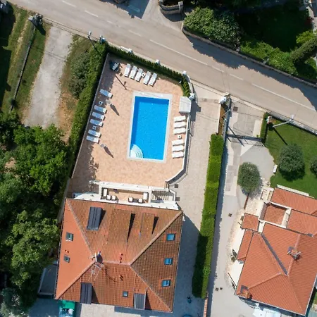 Comfortable Apartment With Swimming Pool In Umag