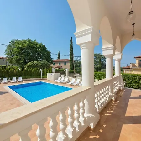 Comfortable Apartment With Swimming Pool In Umag Apartmán Umag